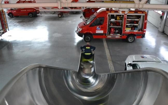 Tobogán de acceso al hangar de la Uceis de Nanclares.