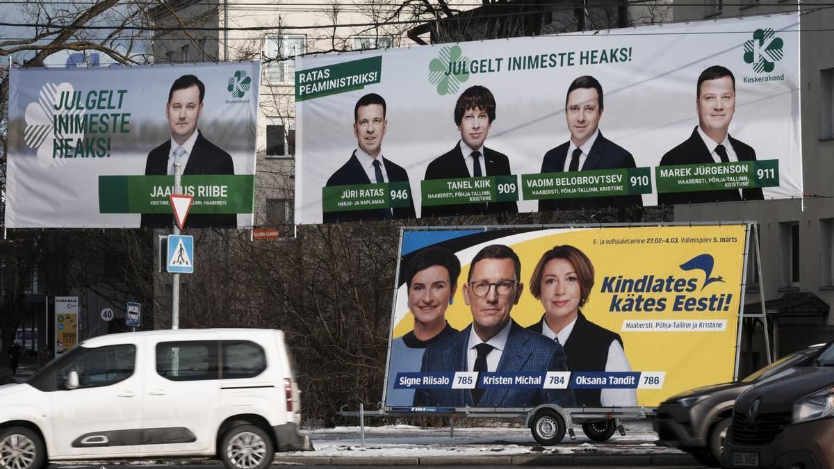 Carteles propagandísticos con varios de los candidatos a las elecciones en Estonia.