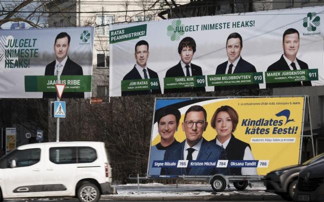 Carteles propagandísticos con varios de los candidatos a las elecciones en Estonia.