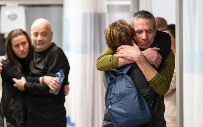 Dos rehenes rescatados por el Ejército israelí en las últimas horas abrazan a sus familiares.