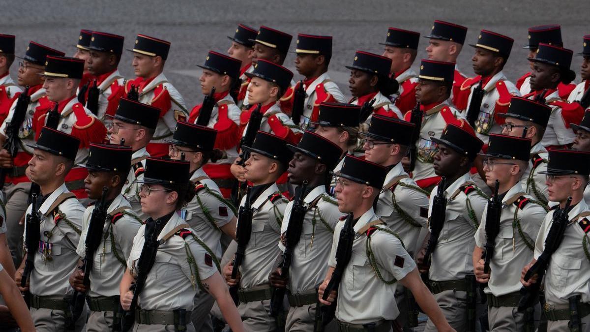Desfile militar en París por el Día de la Bastilla.
