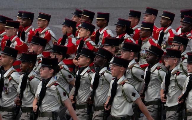 Desfile militar en París por el Día de la Bastilla.