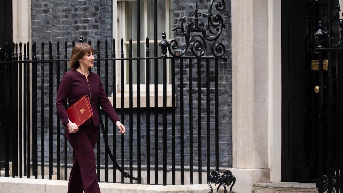 La ministra de Economía británica, Rachel Reeves, llega al número 10 de Downing Street.