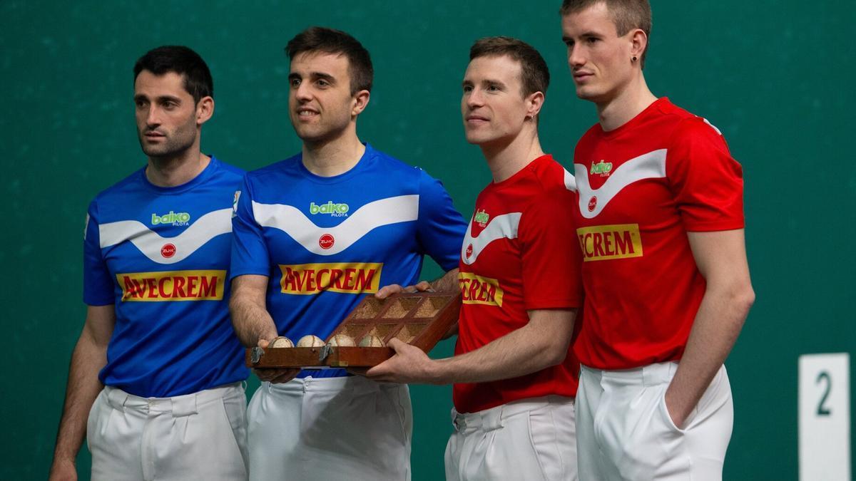 En imágenes: Artola-Mariezkurrena II y Peña II-Albisu eligen material en el Labrit de Iruñea para la tercera jornada de la liguilla de semifinales del Campeonato de Parejas.