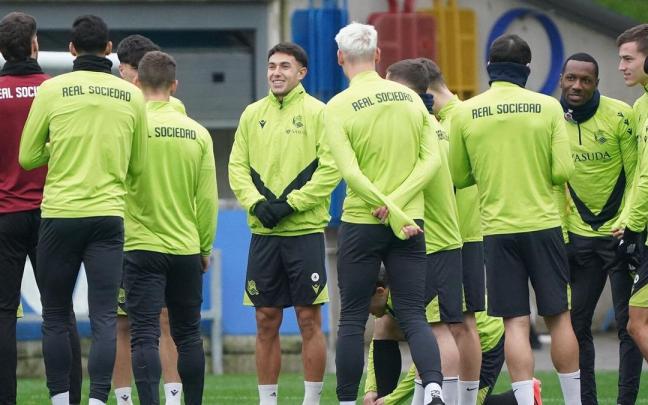 Martin Zubimendi bromea antes de empezar el entrenamiento de ayer. / RUBEN PLAZA
