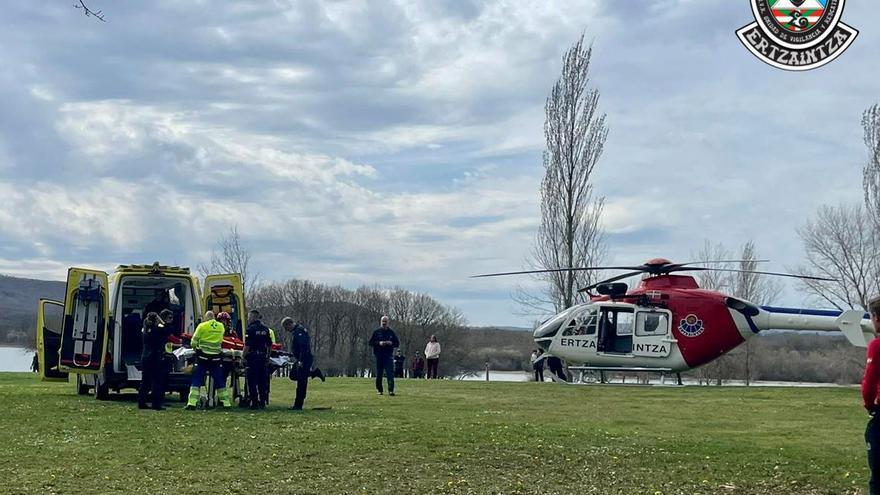 El ciclista fue trasladado en helicóptero hasta una ambulancia junto al pantano