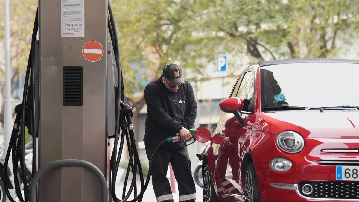 Una persona echa combustible en Barcelona.