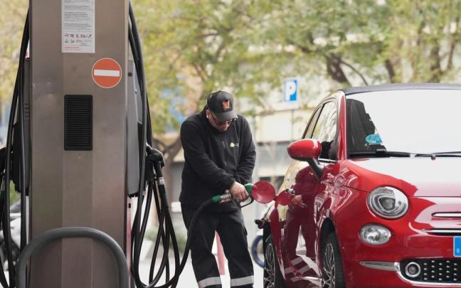 Una persona echa combustible en Barcelona.