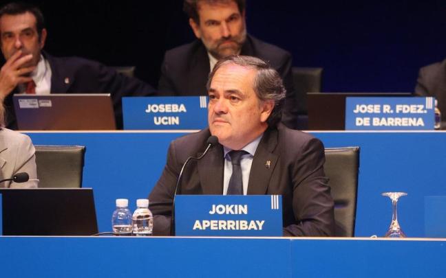Jokin Aperribay informa del estado de las cuentas de la Rea, en la Junta de Accionistas del año pasado, en el Kursaal. / IKER AZURMENDI