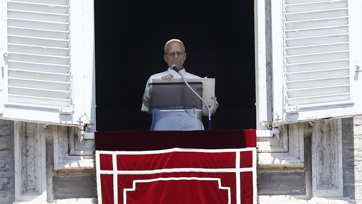 El Papa León XIV aparece por primera vez desde la ventana del Palacio Apostólico para recitar el Regina Coeli.