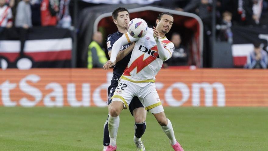 Zubeldia, en un acción del partido del pasado domingo junto a Raúl de Tomás. / LALIGA