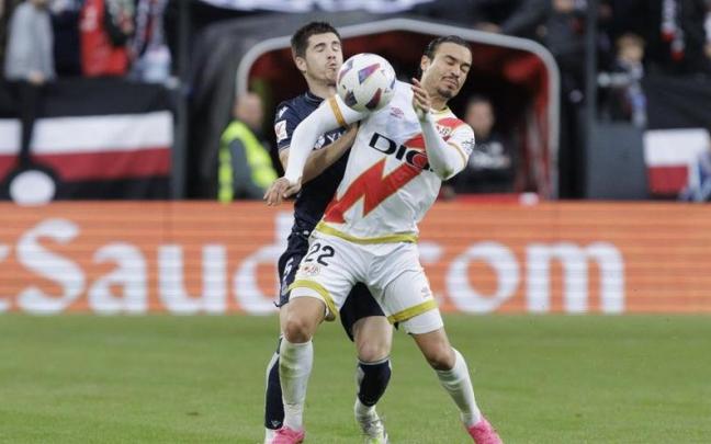 Zubeldia, en un acción del partido del pasado domingo junto a Raúl de Tomás. / LALIGA