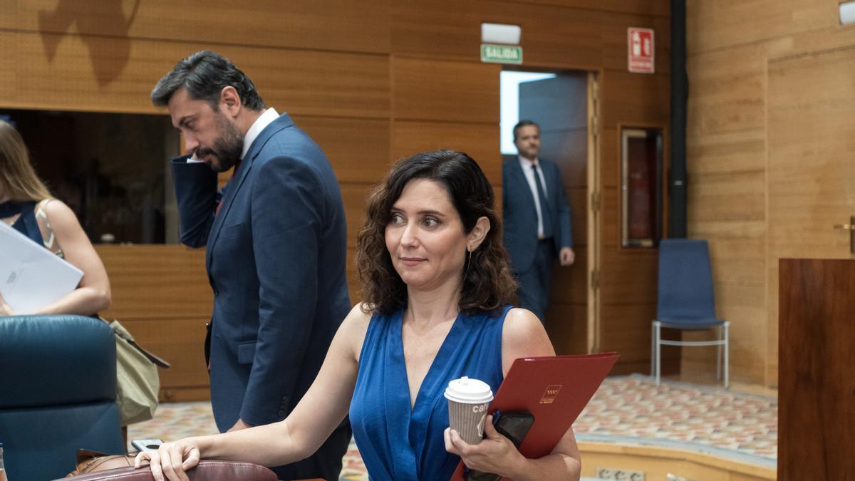 La presidenta madrileña, Isabel Díaz Ayuso, se dispone a interpretar su monólogo en la Asamblea de la Comunidad