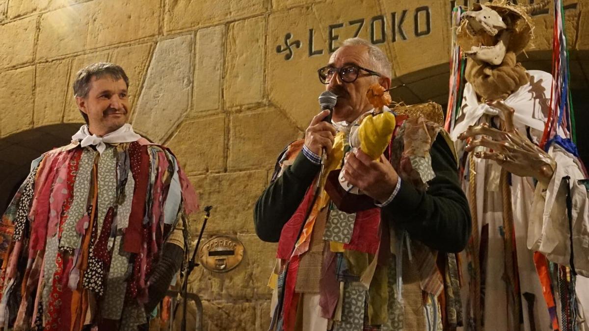 Xanti Val, oroigarria eskuetan duela.