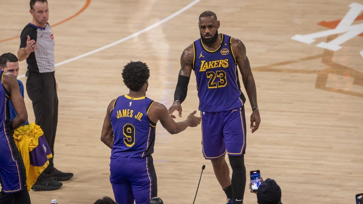 LeBron James, junto a su hijo Bronny James.