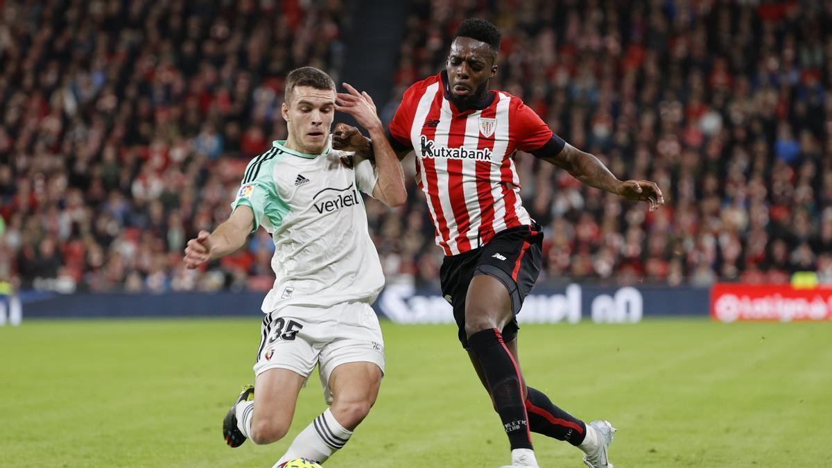 Diego Moreno e Iñaki Williams pelean por un balón en San Mamés en el partido de Liga.