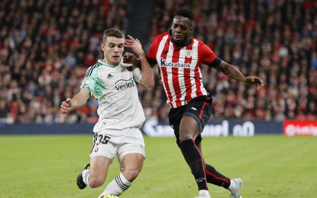 Diego Moreno e Iñaki Williams pelean por un balón en San Mamés en el partido de Liga. Diego Moreno e Iñaki Williams pelean por un balón en San Mamés en el partido de Liga.