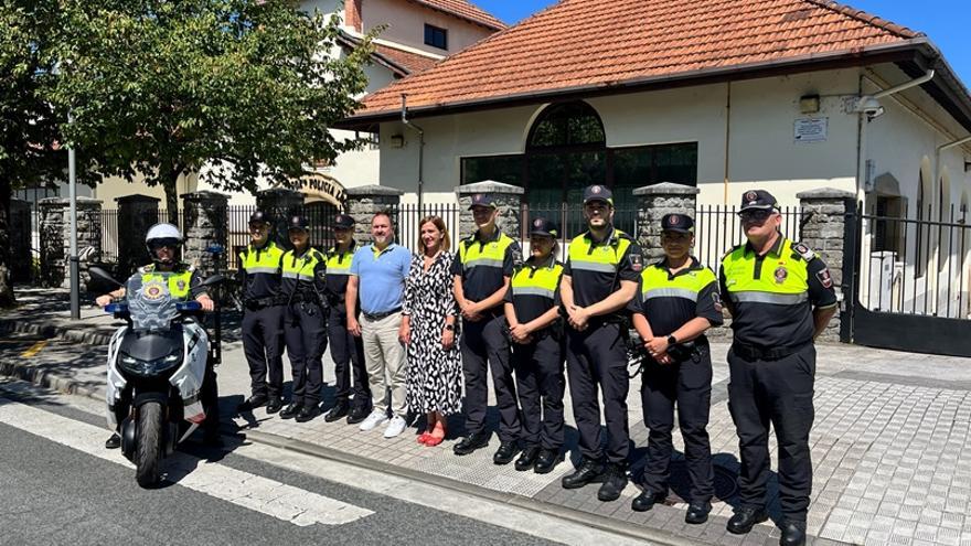 Iñigo Bergés y Cristina Labroda junto a los nuevos auxiliares de policía de la Policía Local de Irun.