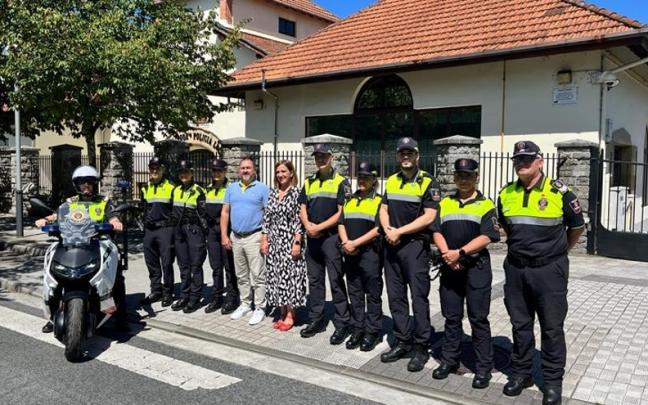 Iñigo Bergés y Cristina Labroda junto a los nuevos auxiliares de policía de la Policía Local de Irun.