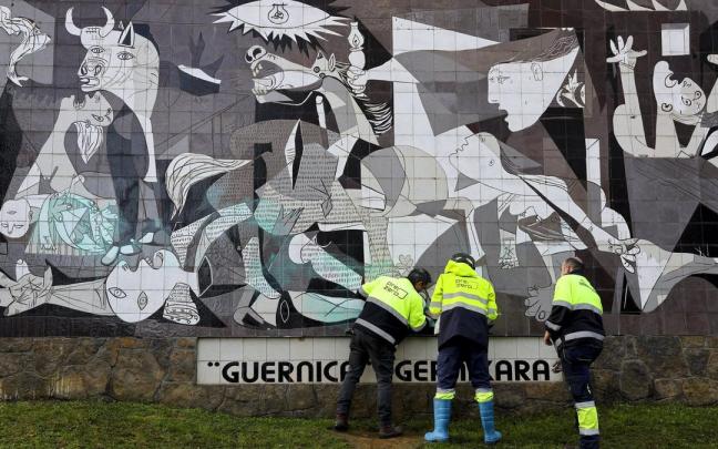 Mural en cerámica instalado en Gernika, reclamando el traslado del cuado de Picasso a la villa foral.