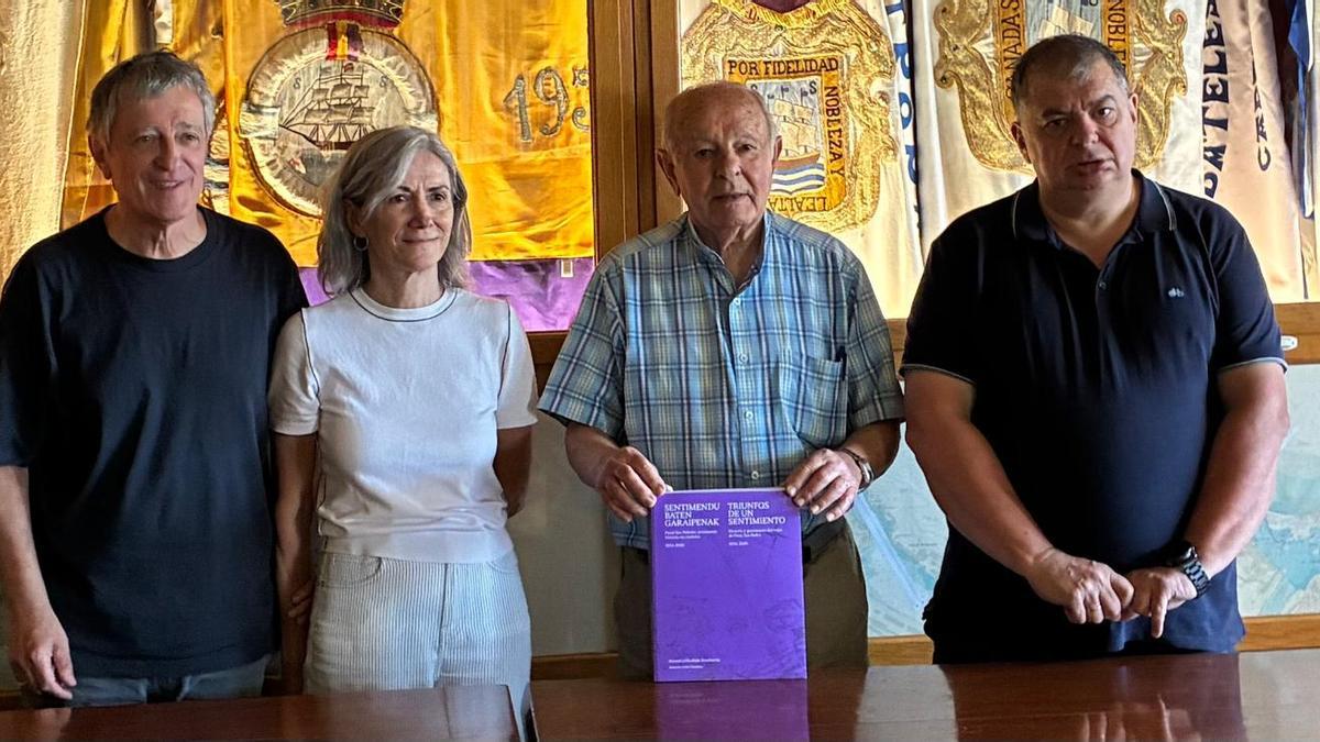 El autor junto a los coordinadores y el coautor.