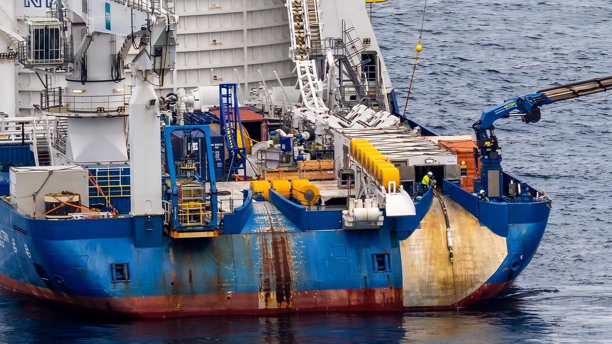 El buque cablero 'Victoria' realiza los trabajos de tendido del cable submarino.