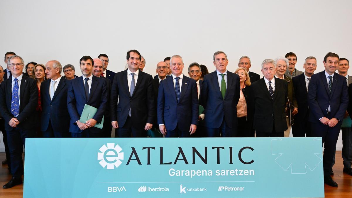 Iñigo Urkullu junto a los patronos de la fundación eAtlantic.