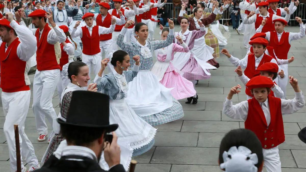 Irungo Iñudeen eta Artzainen konpartsa Zabaltza plazan.