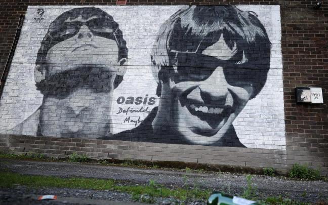 Mural de Oasis en Manchester.