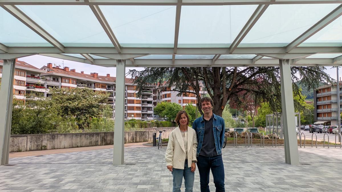 Nagore Alkorta y Joanes Somarriba, en el espacio que se ha acondicionado junto a las piscinas municipales de Azpeitia.