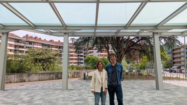 Nagore Alkorta y Joanes Somarriba, en el espacio que se ha acondicionado junto a las piscinas municipales de Azpeitia.