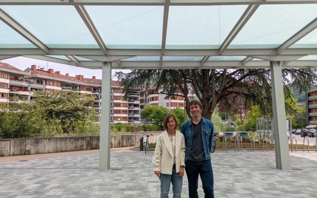 Nagore Alkorta y Joanes Somarriba, en el espacio que se ha acondicionado junto a las piscinas municipales de Azpeitia.