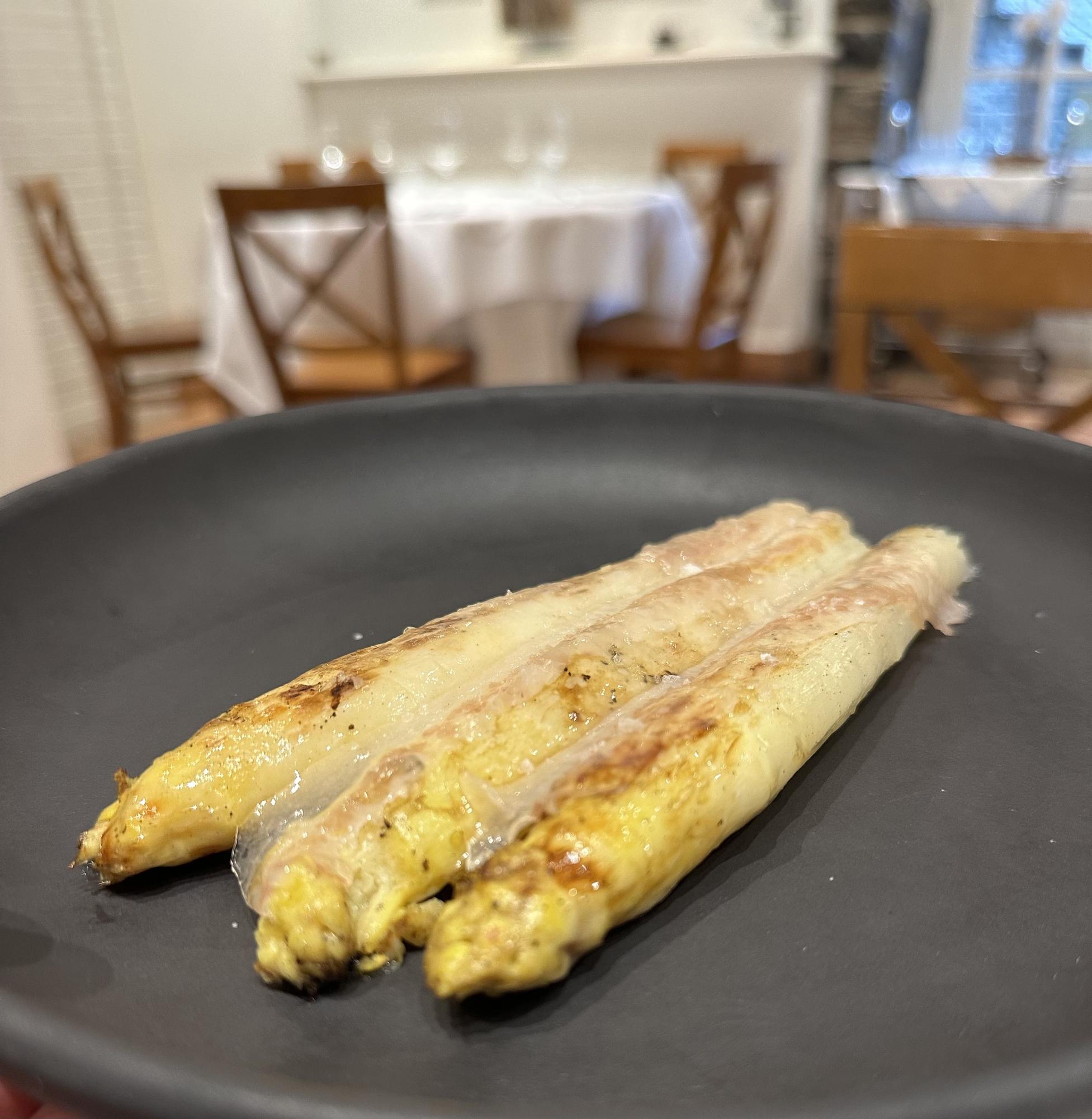 Espárragos con panceta ibérica.