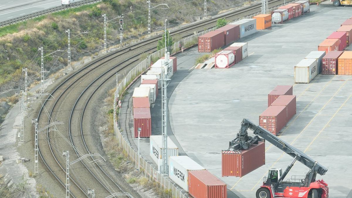 Una grúa mueve un contenedor en las inmediaciones de la playa de vías del Puerto J. M. Martínez