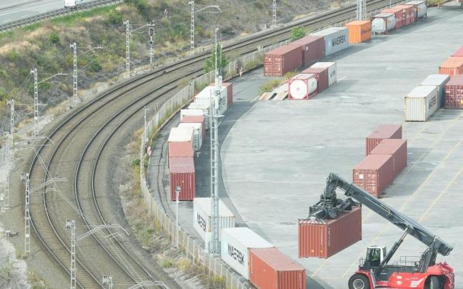 Una grúa mueve un contenedor en las inmediaciones de la playa de vías del Puerto J. M. Martínez