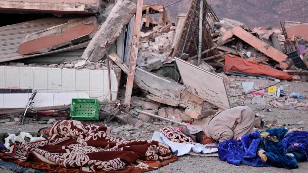 Dos personas duermen a la intemperie tras el terremoto en Marruecos.