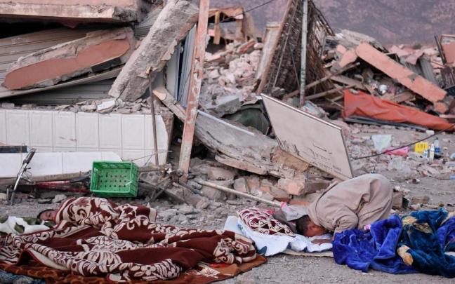Dos personas duermen a la intemperie tras el terremoto en Marruecos. Dos personas duermen a la intemperie tras el terremoto en Marruecos.