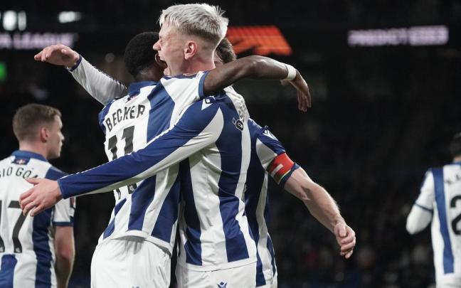 Óskarsson celebra su primer gol con Sheraldo Becker. / RUBEN PLAZA