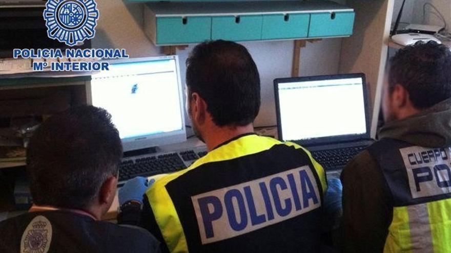 Investigadores de la Policía Nacional en una operación contra la pedofilia. Foto: cedida