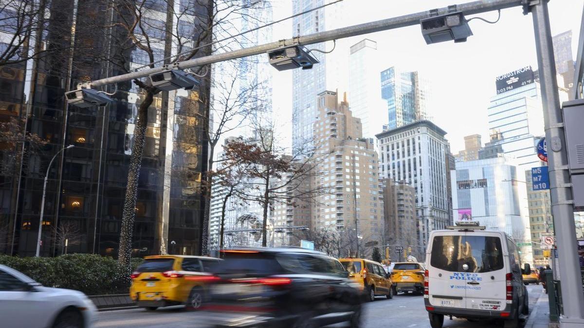 Varios vehículos circulan en Manhattan junto al polémico peaje.