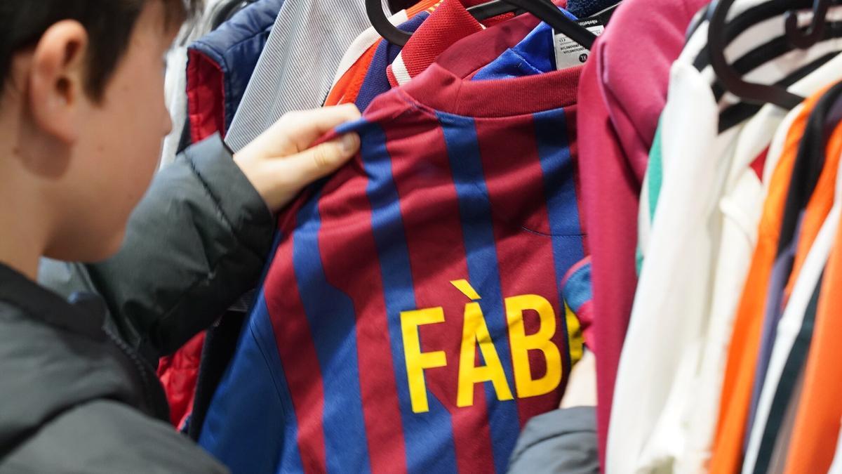Venta y exposición de camisetas deportivas vintage en Bilbao.