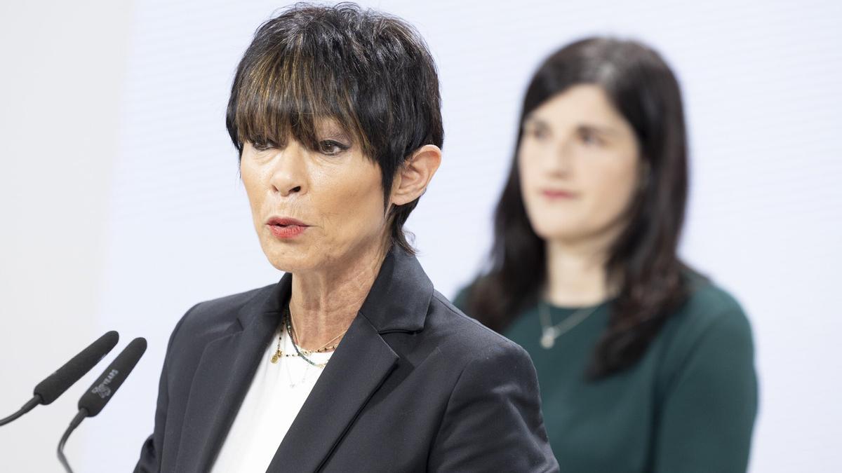 La portavoz de EH Bildu de Gipuzkoa, Maddalen Iriarte (derecha), y la responsable política de EH Bildu en Gipuzkoa, Nekane Zinkunegi./ Juan Herrero. EFE