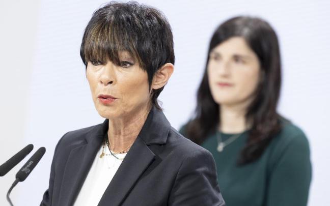 La portavoz de EH Bildu de Gipuzkoa, Maddalen Iriarte (derecha), y la responsable política de EH Bildu en Gipuzkoa, Nekane Zinkunegi./ Juan Herrero, EFE La portavoz de EH Bildu de Gipuzkoa, Maddalen Iriarte (derecha), y la responsable política de EH Bildu en Gipuzkoa, Nekane Zinkunegi./ Juan Herrero. EFE
