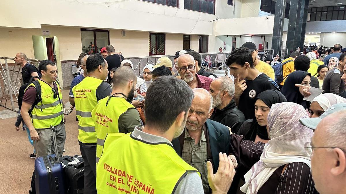 Un grupo de ciudadanos hispano-palestinos llega al paso de Rafah.