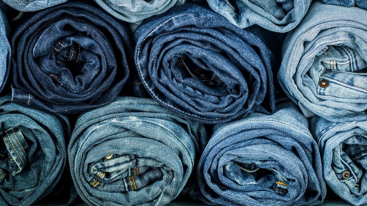 Jeans de diferentes tonalidades enrollados.