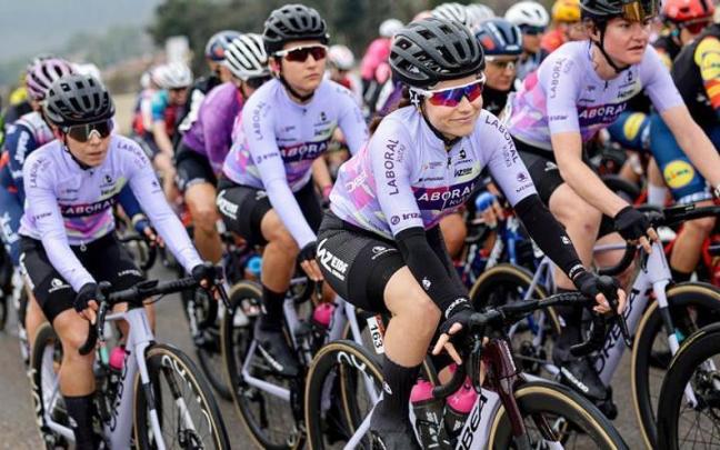 El Laboral Kutxa-Fundación Euskadi, uno de los equipos participantes en La Vuelta Femenina. / @LABORALkTeam El Laboral Kutxa-Fundación Euskadi, uno de los equipos participantes en La Vuelta Femenina.