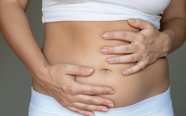 Abdomen de una mujer con diástasis abdominal.