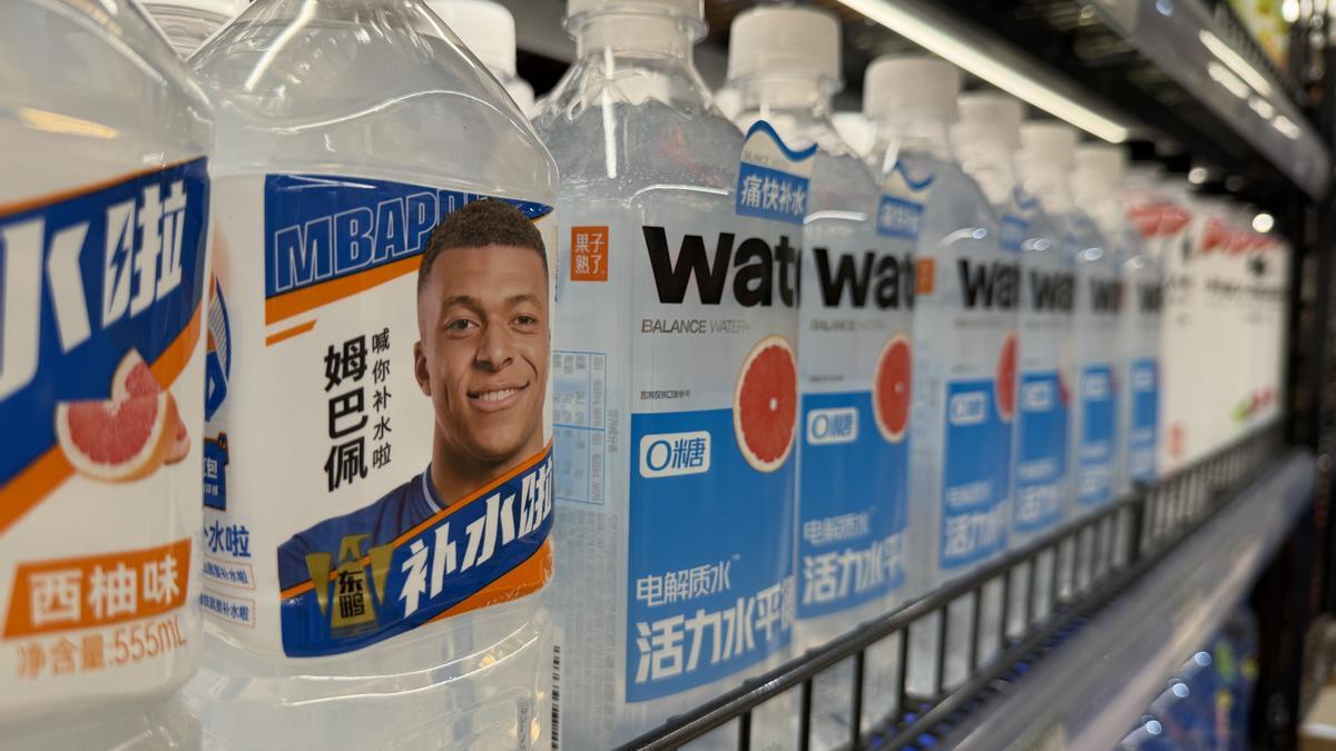 Imagen del futbolista en productos en estanterias de comercios chinos.