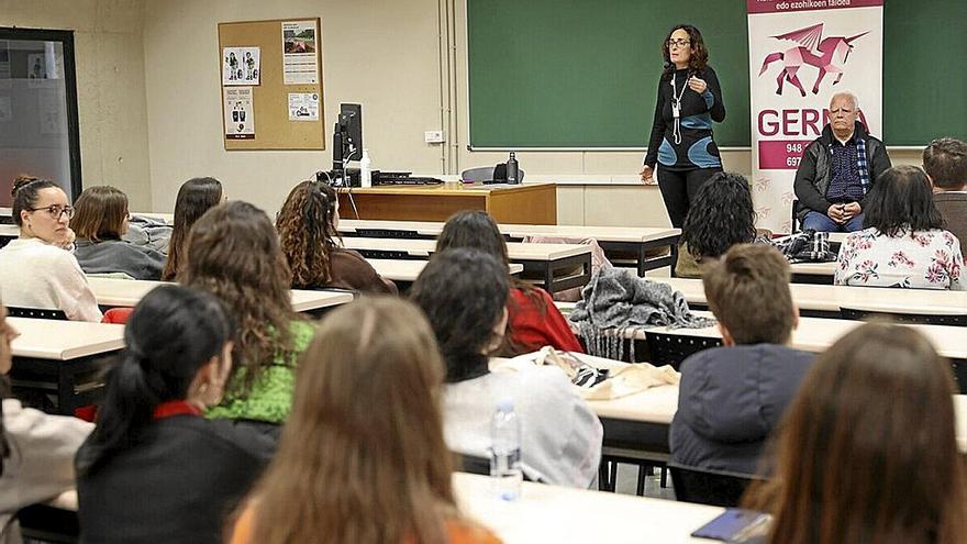 Esther Vicente y José María Casado, hablan a los alumnos en el aula 216 del Aulario del Campus de la Arrosadía, de la UPNA.