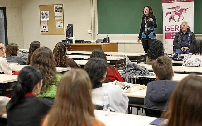 Esther Vicente y José María Casado, hablan a los alumnos en el aula 216 del Aulario del Campus de la Arrosadía, de la UPNA.